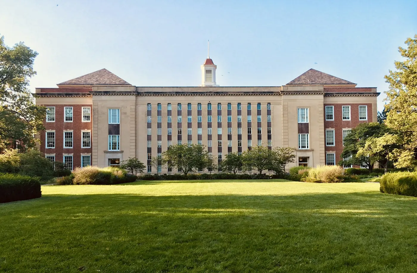 Universitet binosi va kampus hovlisi